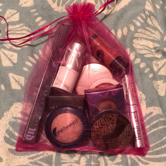 All new makeup bundle - Picture 1 of 6